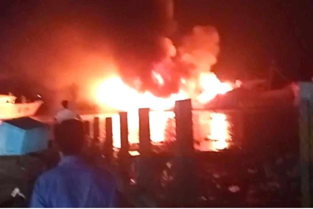 Tàu cá đang neo đậu gần cảng bất ngờ bốc cháy dữ dội