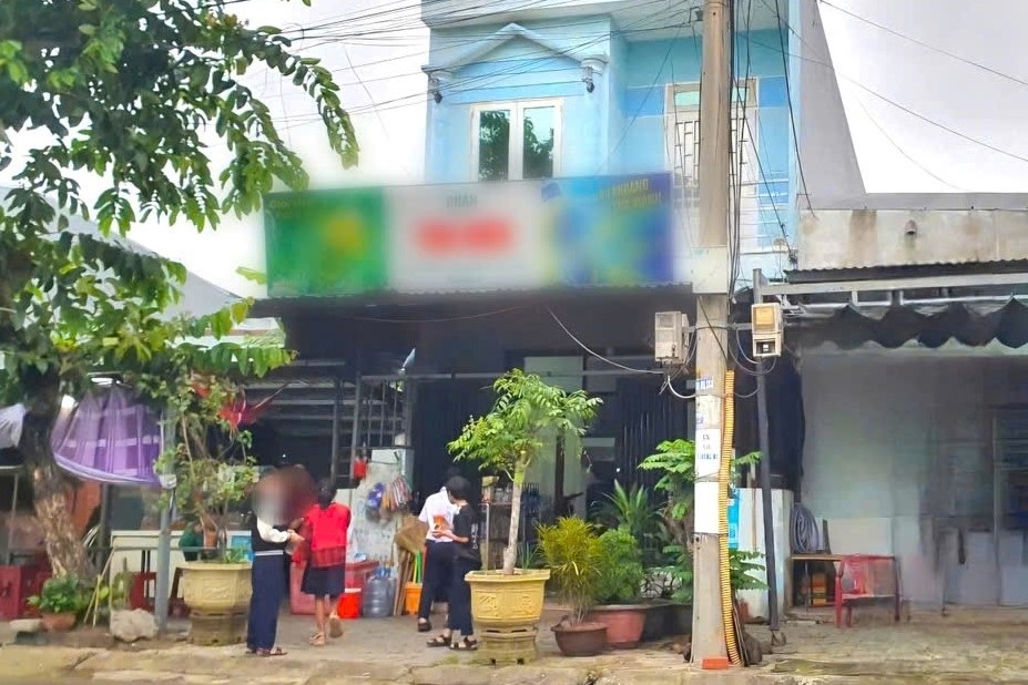 Tự phá khóa nhà người khác, vào ở suốt nhiều năm