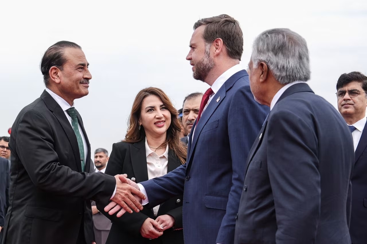 Chi tiết khác biệt khi Tổng tư lệnh Pakistan đón phái đoàn Mỹ và Iran
