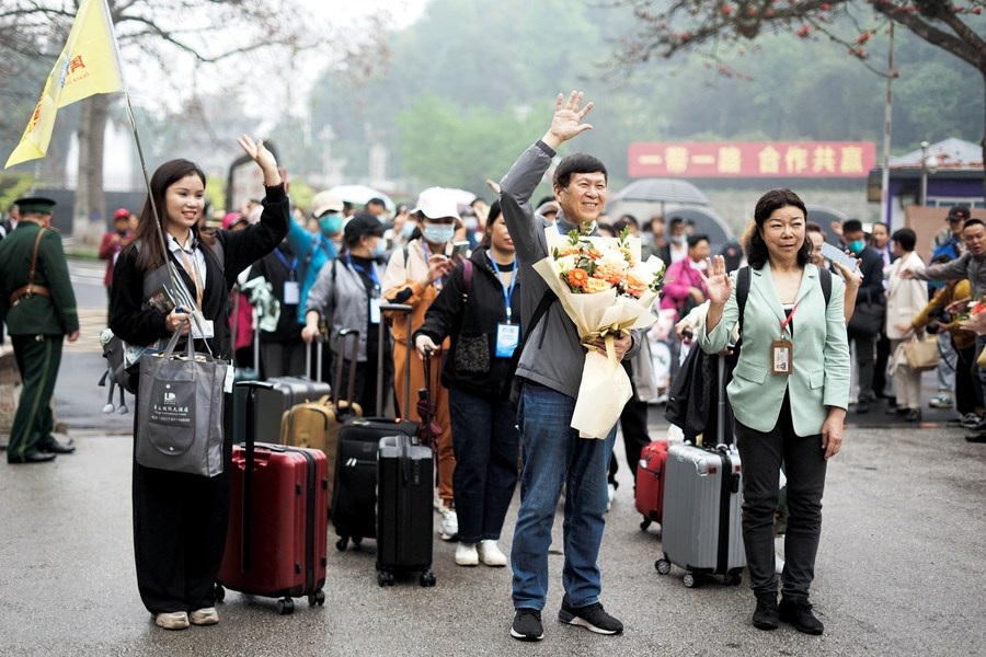 Chinese tourists boost spending during trips to Vietnam - 3