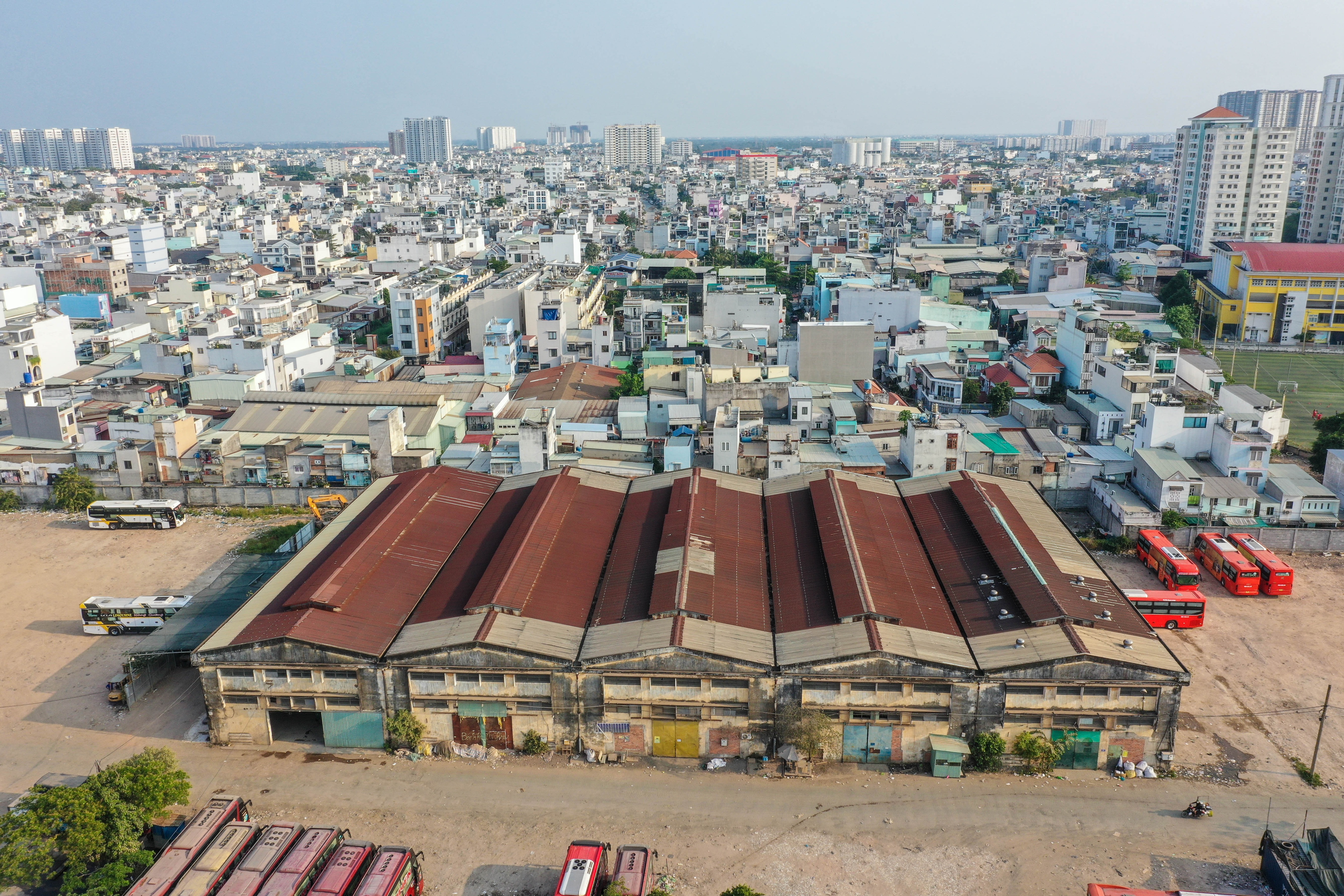 Cảnh hoang hóa trên khu “đất vàng” 561 Kinh Dương Vương ở TPHCM