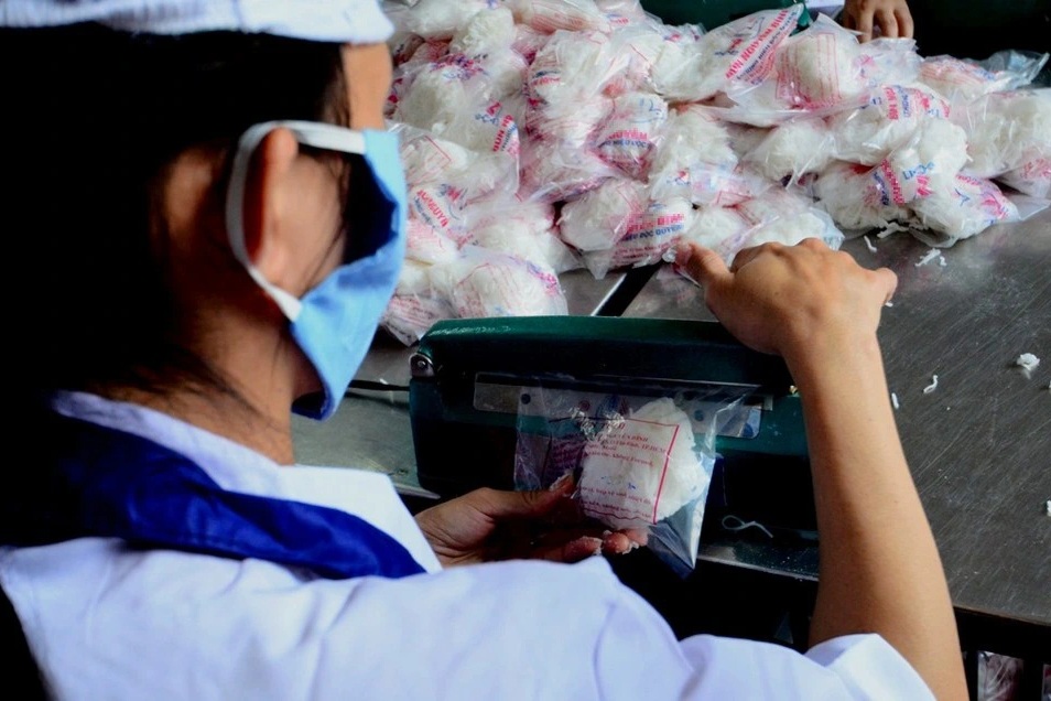 Chủ xưởng bún ở TPHCM bị phạt 552 triệu đồng nói gặp sự cố khi lấy mẫu nước