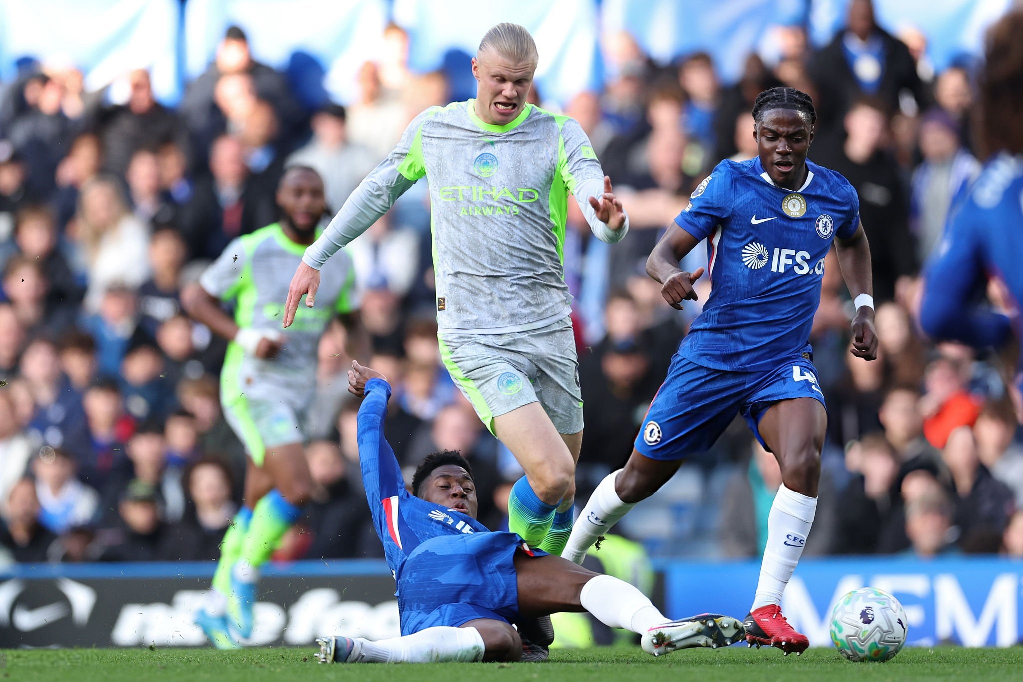 Man City thắng đậm Chelsea, gia tăng áp lực lên Arsenal