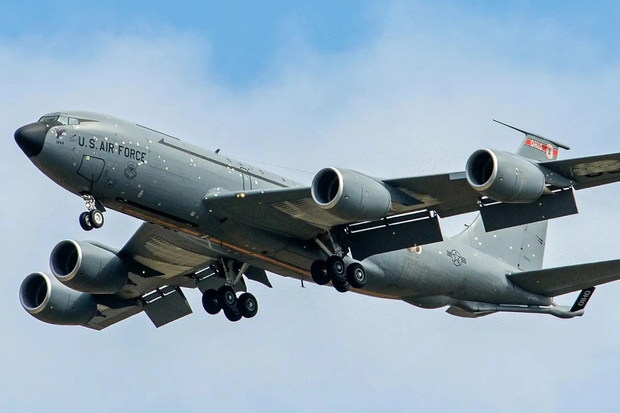 Lộ hình ảnh máy bay tiếp dầu của Mỹ đầy miếng vá khi trở về từ Trung Đông