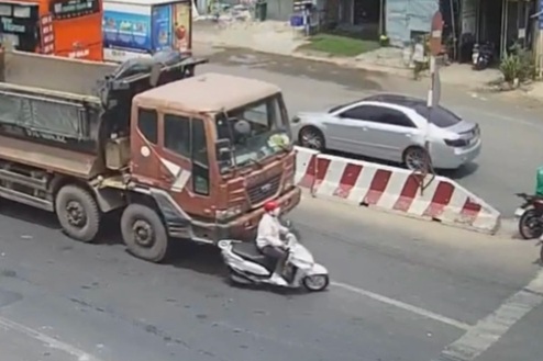 Rẽ trái nơi có biển cấm, cô gái bị xe ben cán tử vong ở TPHCM