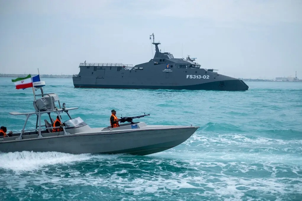 Trận địa tên lửa Iran dọc eo biển Hormuz đe dọa tàu chiến Mỹ