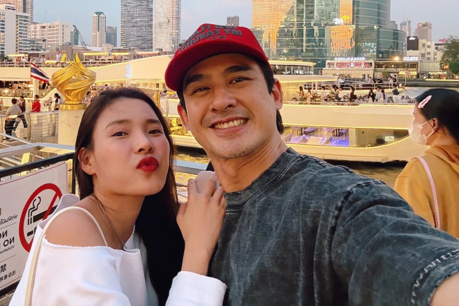 Lương Thế Thành thân mật với bạn diễn kém tuổi, thái độ Thúy Diễm gây chú ý