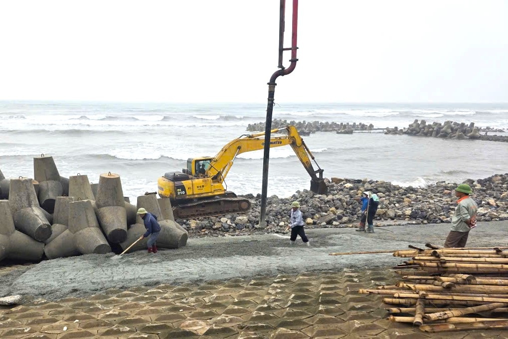 Khẩn trương khắc phục hàng loạt điểm sạt, sụt trên tuyến đê biển Hải Hậu
