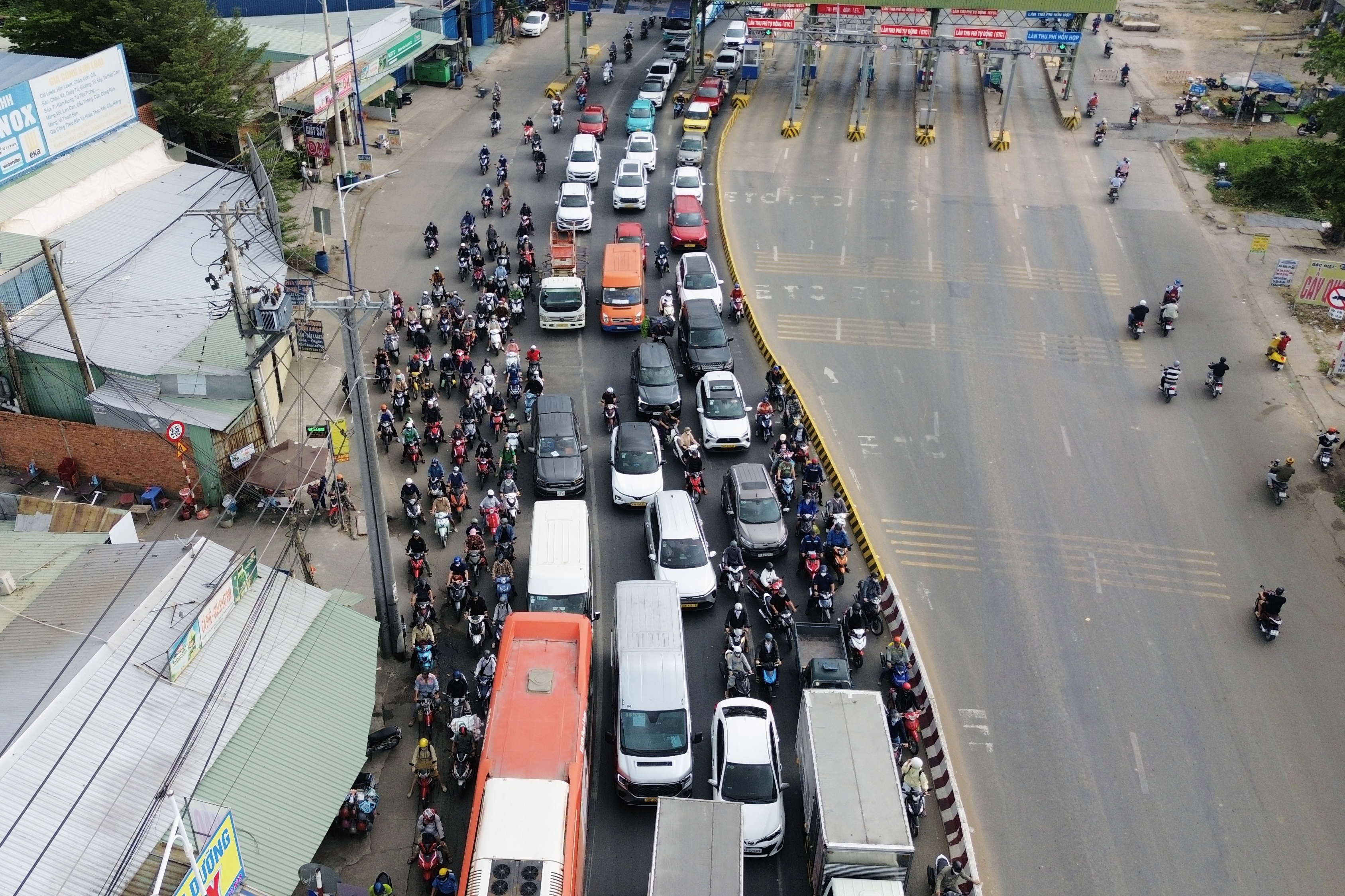 Hàng nghìn xe máy cắt mặt ô tô để quay đầu nơi có biển cấm tại TPHCM