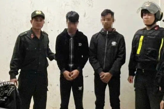 Cảnh sát khống chế 2 thanh niên mang dao, kiếm đi giải quyết mâu thuẫn