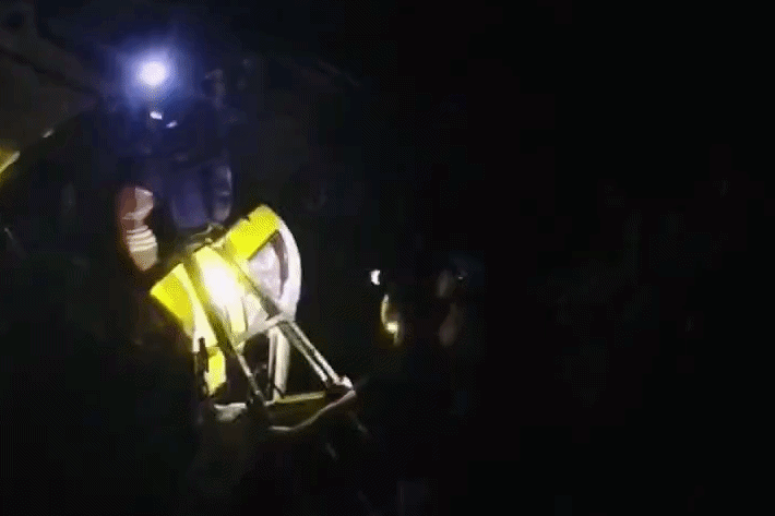 Xe khách chở 9 người tông hộ lan, lao xuống mương bên quốc lộ