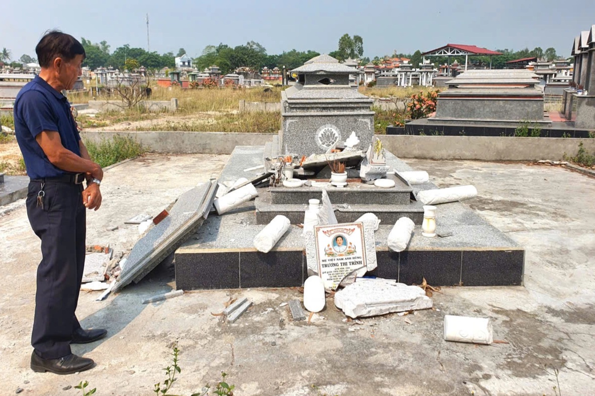 Vụ một ngôi mộ bị đập phá: Chính quyền vận động gia đình sửa chữa