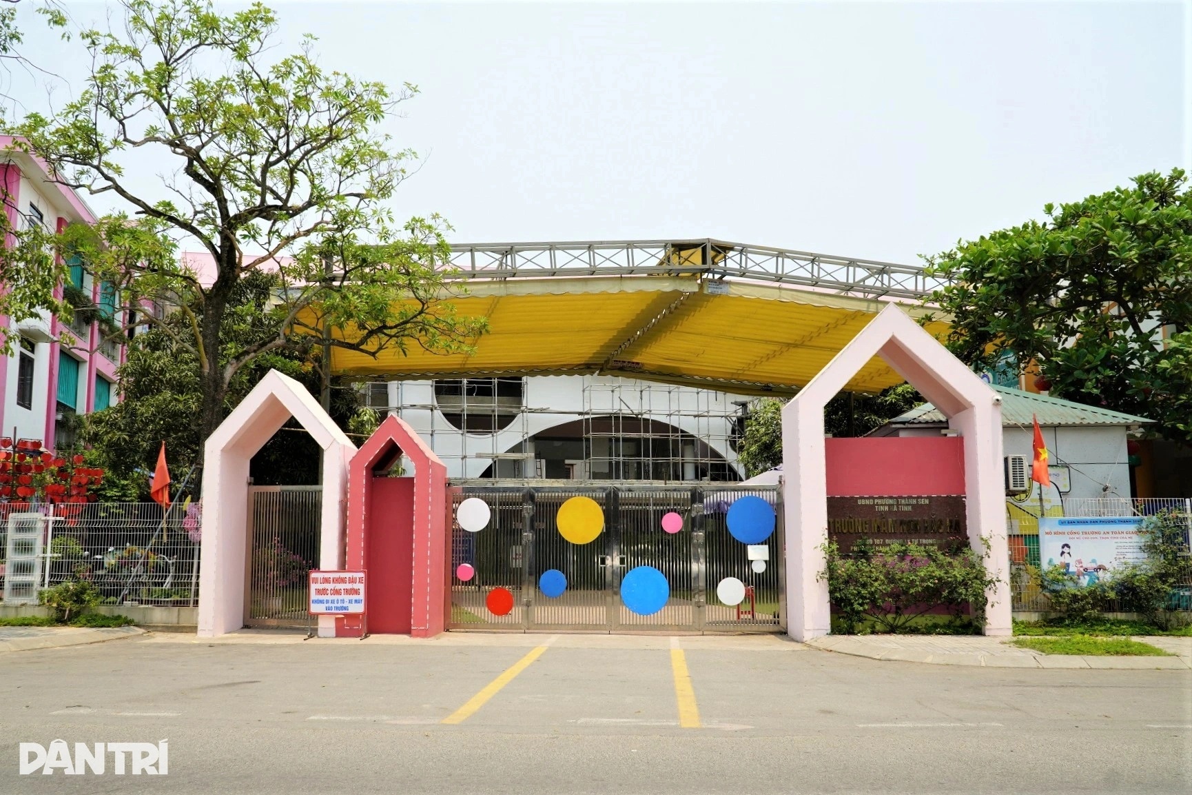 Tạm đình chỉ nữ giáo viên nghi 