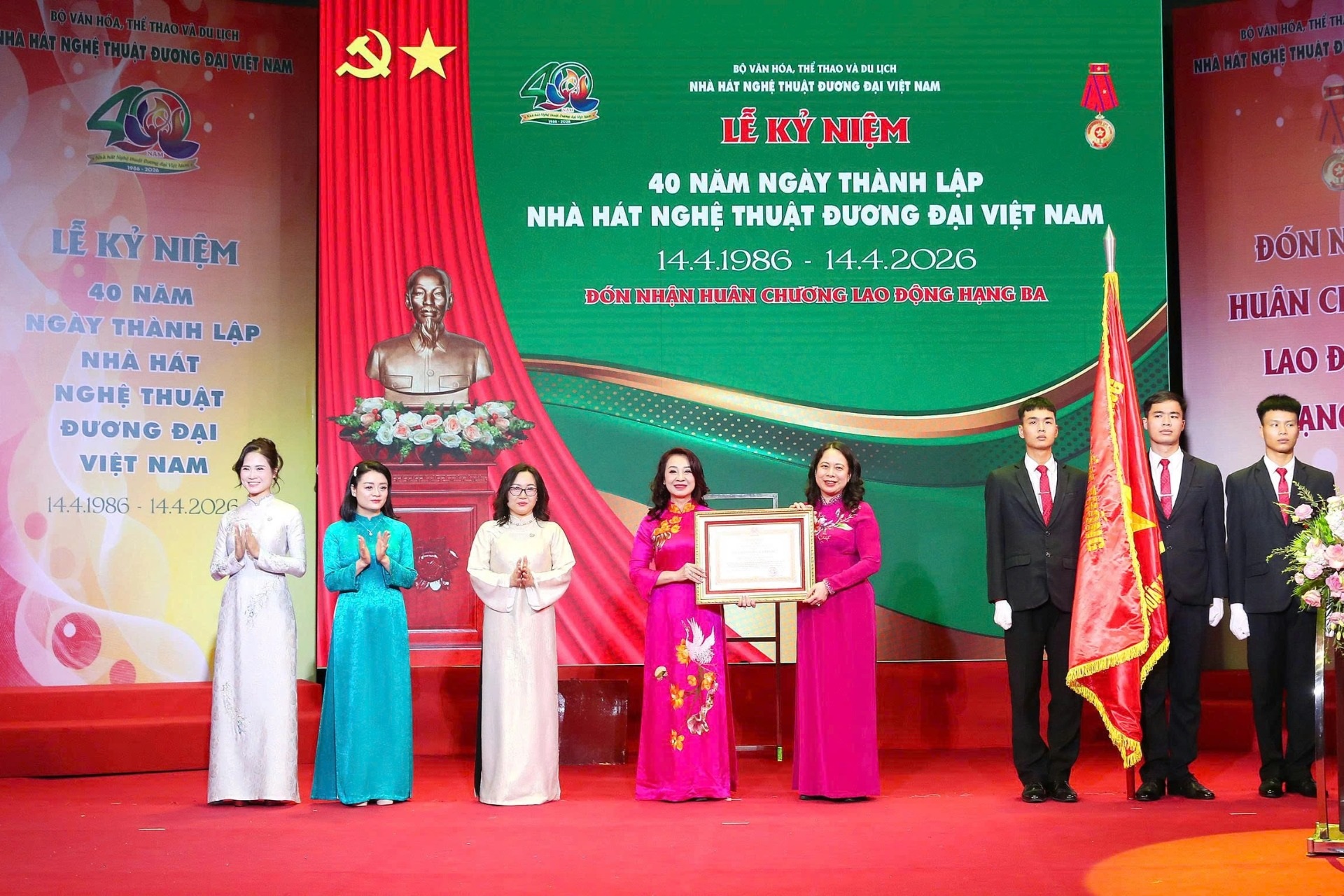 Nhà hát Nghệ thuật Đương đại Việt Nam đón nhận Huân chương Lao động hạng Ba