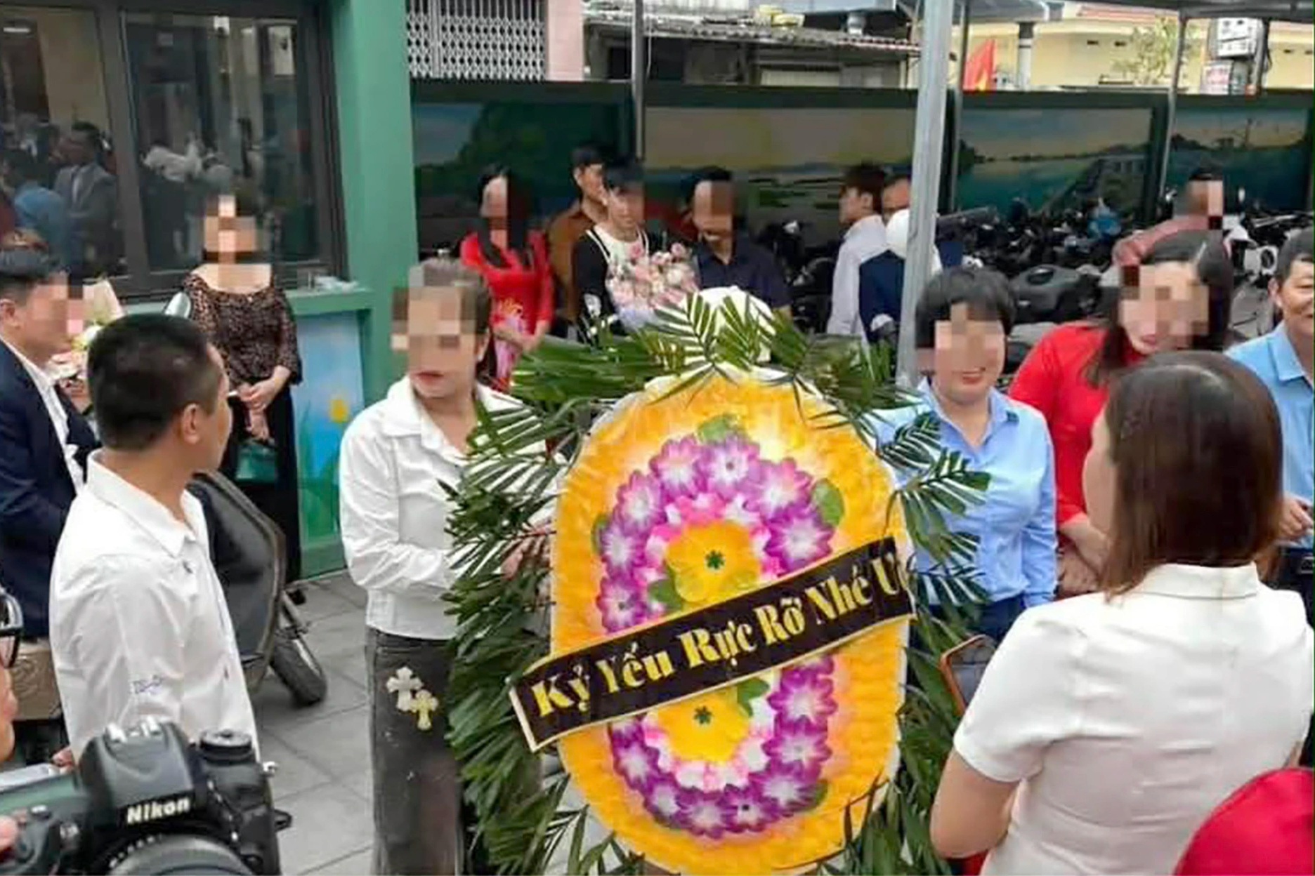 Từ vòng hoa đến trang phục phản cảm: Chấn chỉnh liên hoan, kỷ yếu cuối cấp