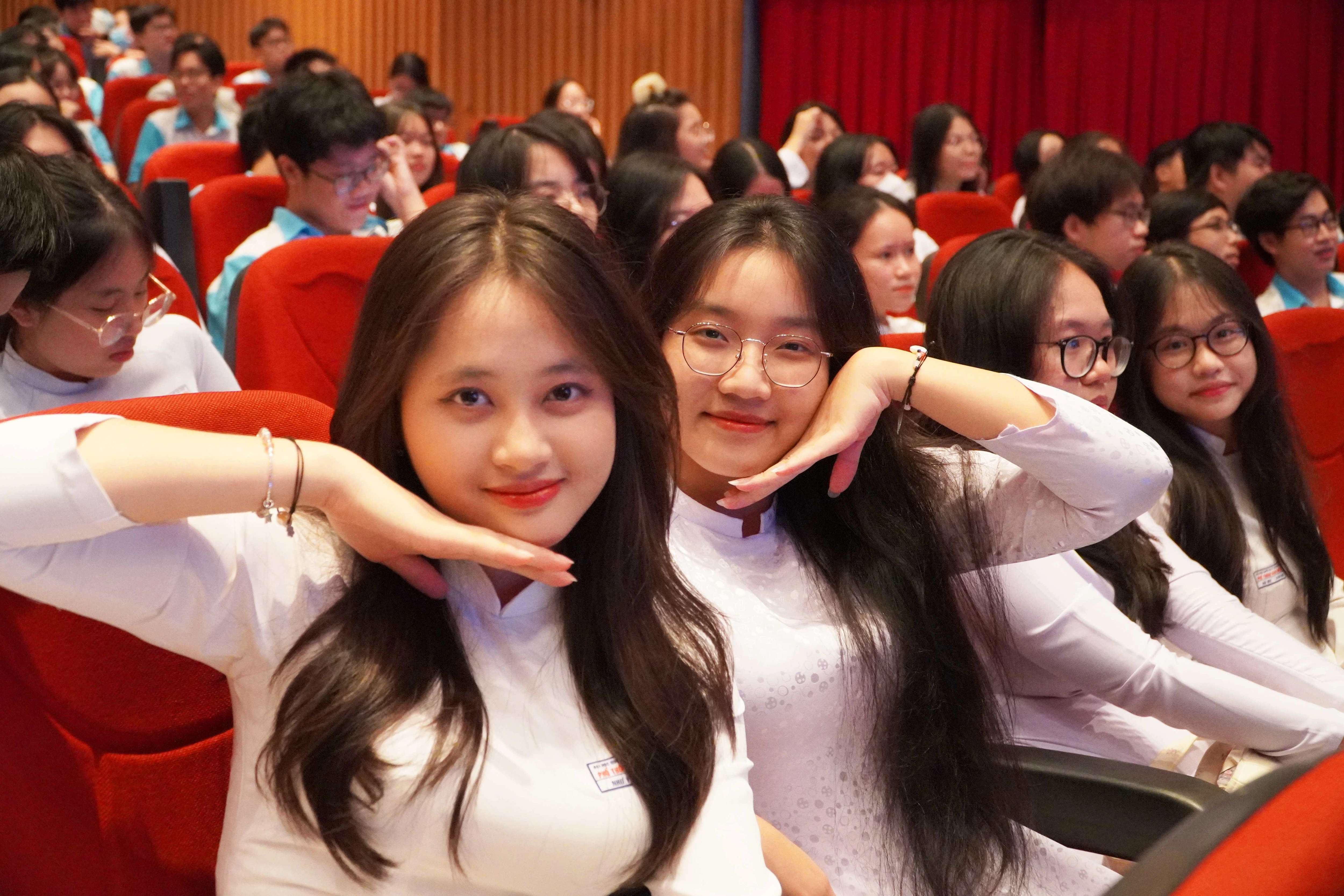 Học sinh lớp 10 đã học 5, 6 môn ở đại học, vì sao?