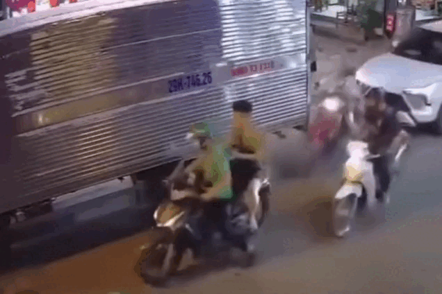 Pha bẻ lái định mệnh cứu mạng người phụ nữ đi xe máy trong gang tấc