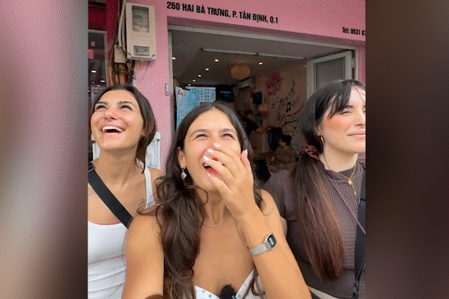 Khách Tây bay hàng ngàn cây số, xuýt xoa trước “nhà thờ hồng” ở TPHCM