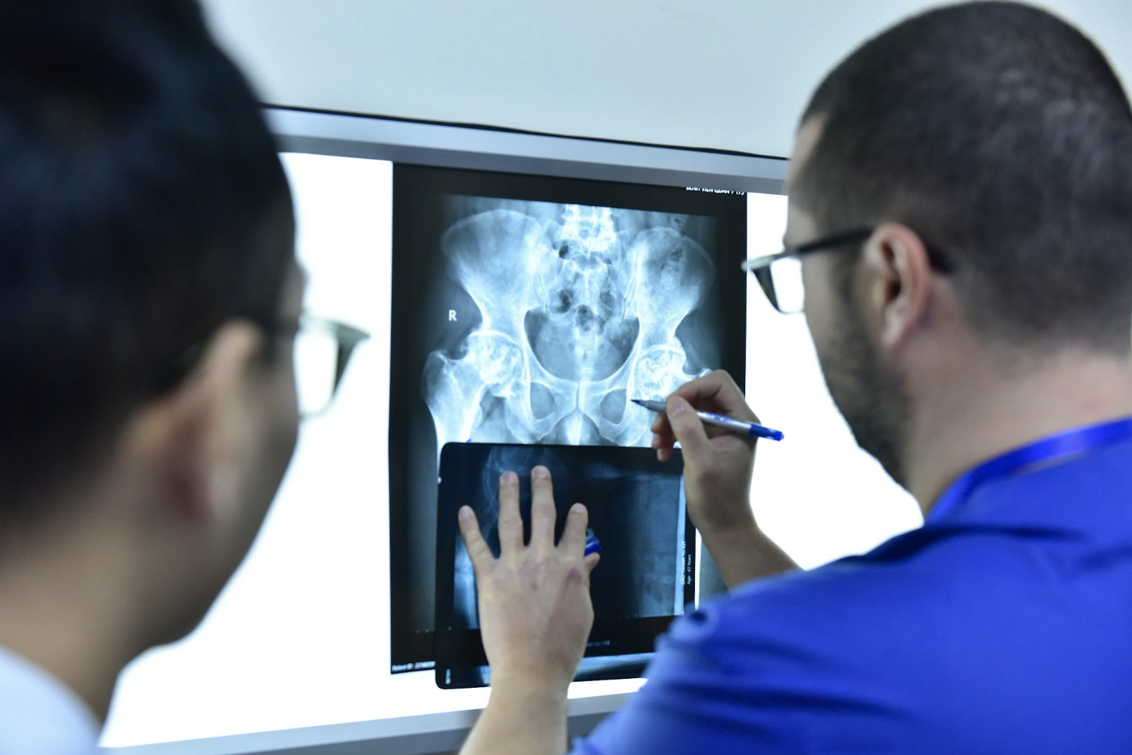 Không kham nổi 100 triệu đồng, nhiều người chịu đau khớp háng kéo dài