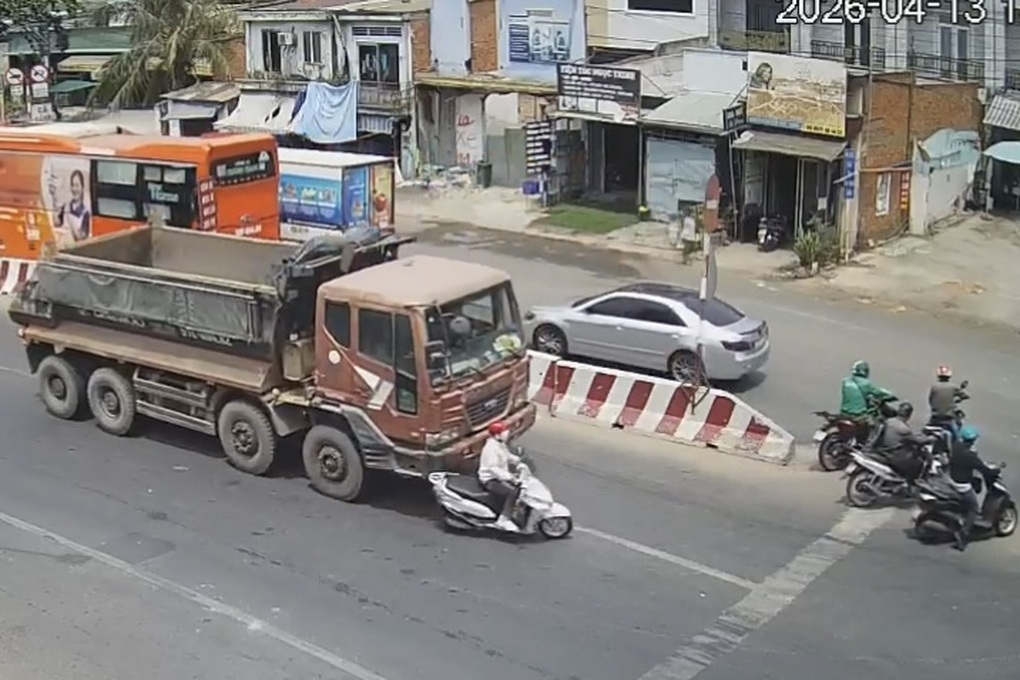 Xe ben cán chết người sau khi bị tạt đầu, lái xe có phải chịu trách nhiệm?