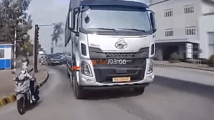 Va chạm với xe tải tại giao lộ ở Đồng Nai, người phụ nữ đi xe máy tử vong