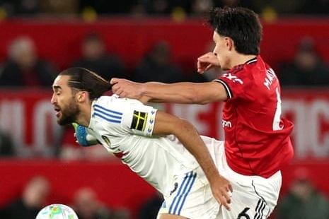 Tranh cãi nảy lửa về tình huống thẻ đỏ của Man Utd, HLV Carrick nói gì?