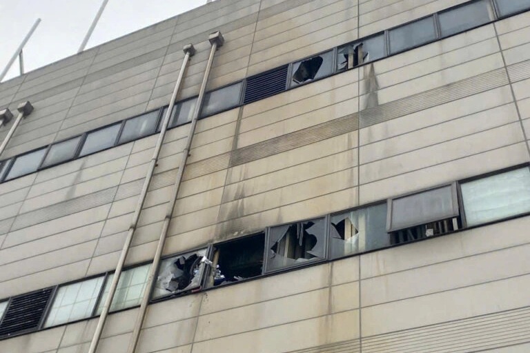 Nổ khi sửa điều hòa, 2 công nhân bị thương nặng