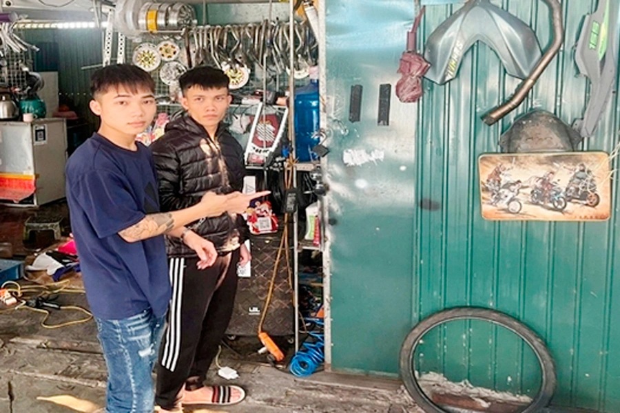 Dán đè QR lên mã tài khoản của hàng chục cửa hàng để nhận tiền