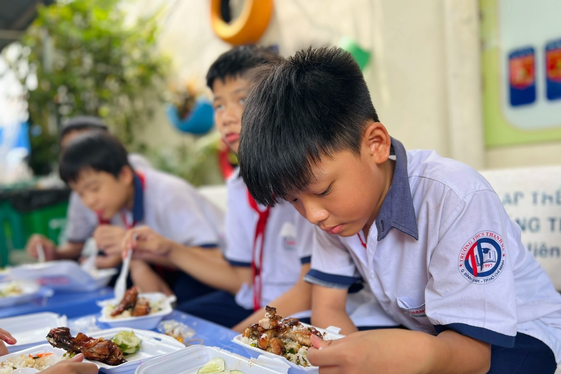 Vụ gần 200 học sinh nghi ngộ độc: Nhà trường mở lại bán trú