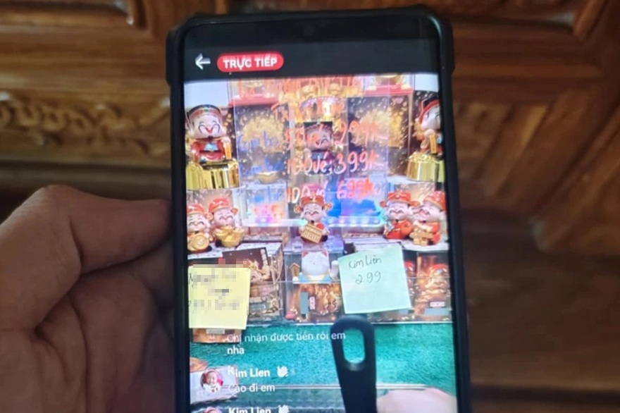 Người đàn ông sập bẫy màn kịch 