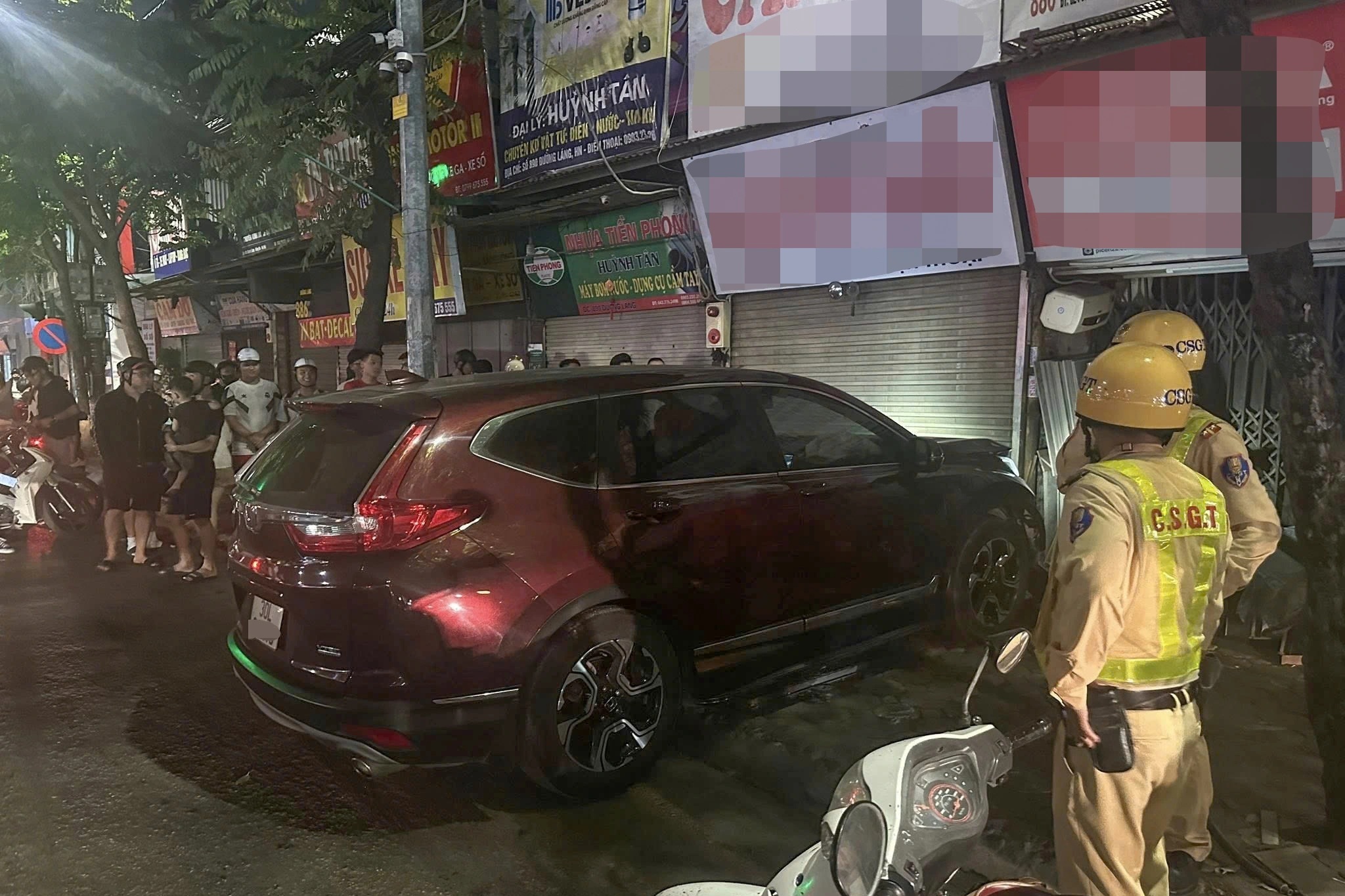 Tài xế dính cồn kịch khung, lao thẳng ô tô vào tiệm cầm đồ ở Hà Nội