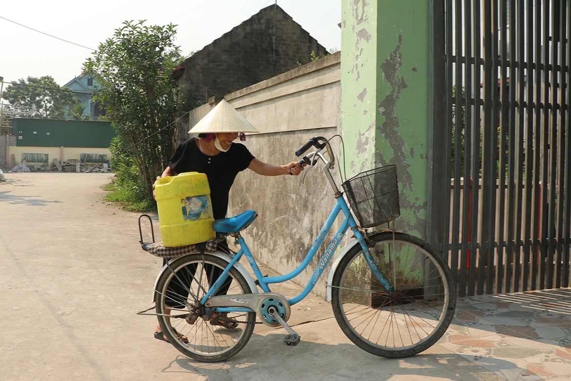 Mất nước hơn một tháng, dân tắm bằng 
