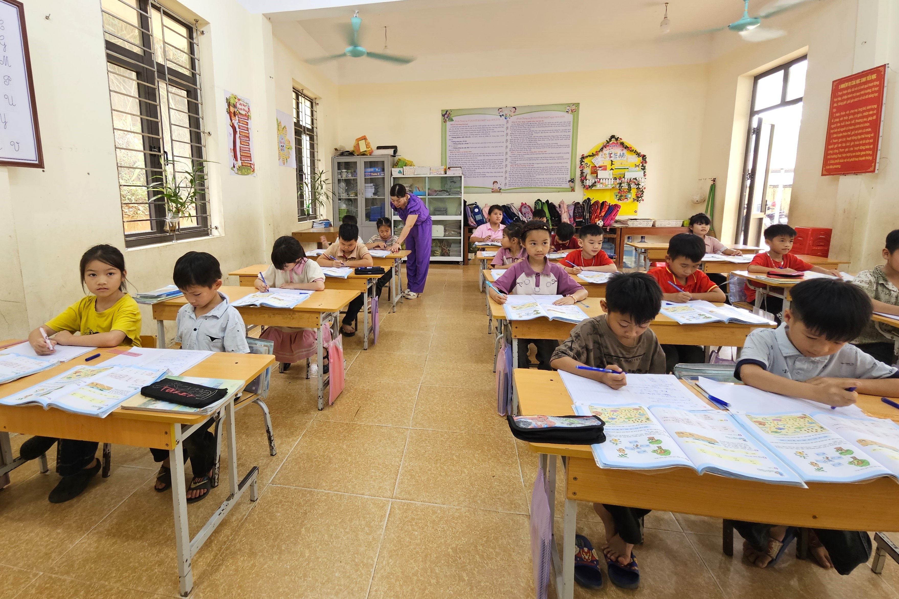 Chấm điểm lựa chọn hiệu trưởng khi sắp xếp trường học ở Ninh Bình
