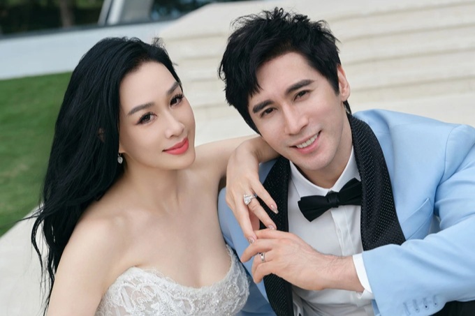 Ở tuổi 56, biểu tượng gợi cảm gốc Việt mong có con với chồng kém 12 tuổi