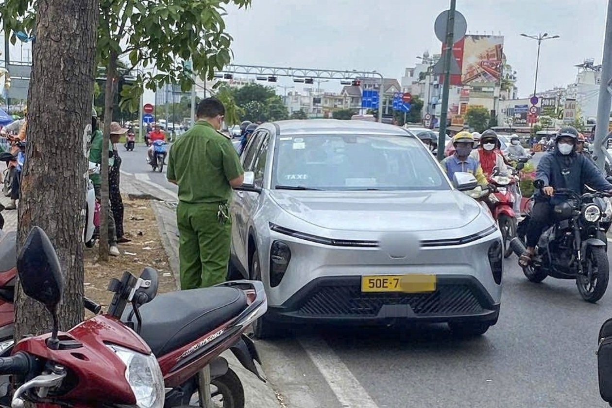 Tài xế 49 tuổi tử vong trong ô tô đậu trên đại lộ ở TPHCM