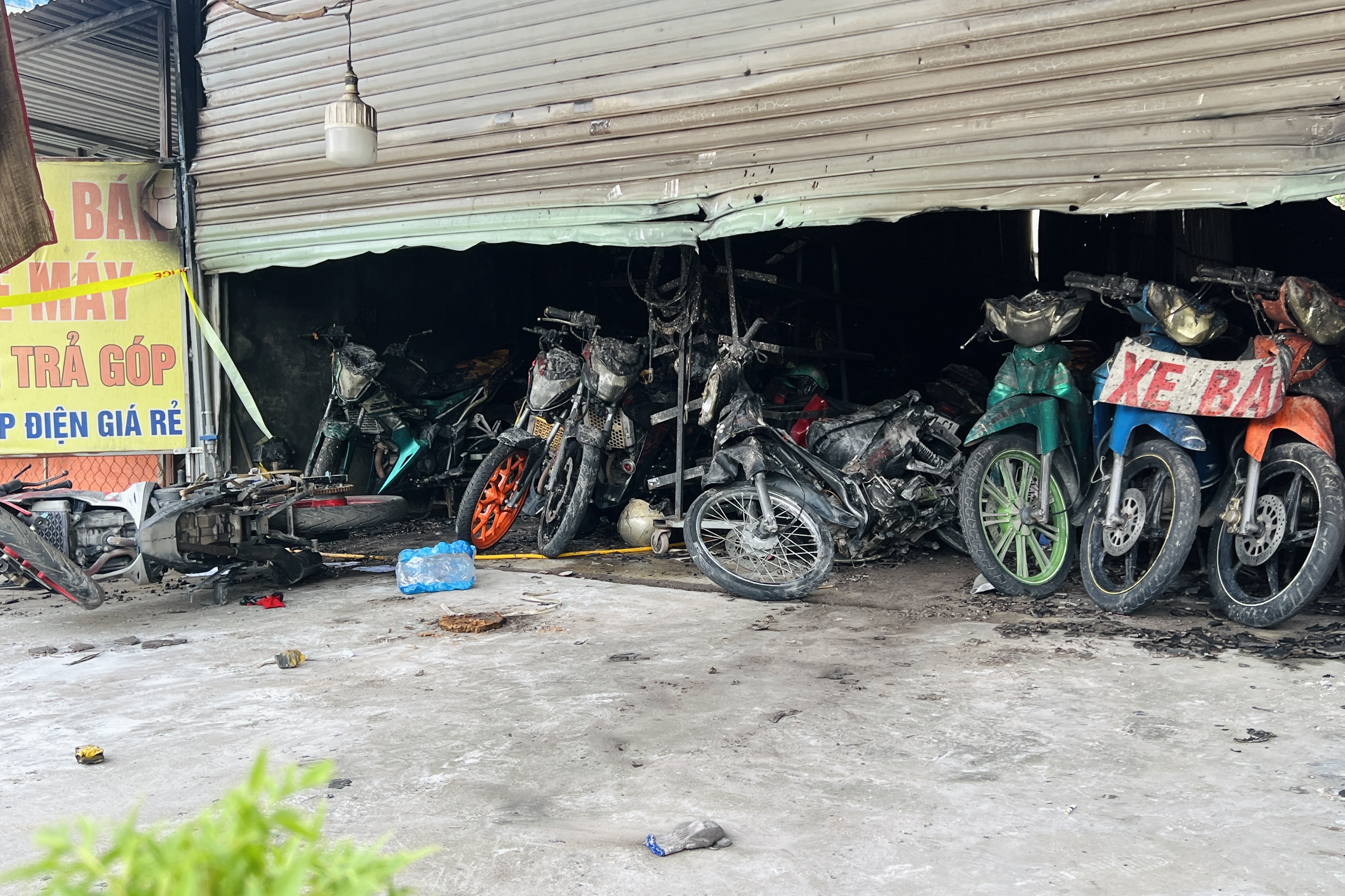 Cháy cửa hàng mua bán xe máy ở TPHCM