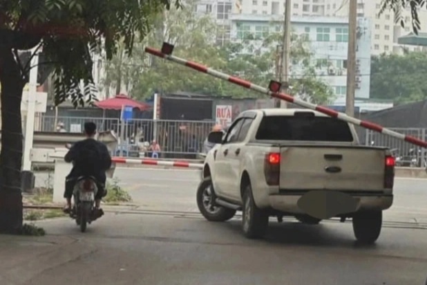 Ô tô mắc kẹt khi cố tình vượt rào chắn đường sắt, suýt bị tàu hỏa đâm