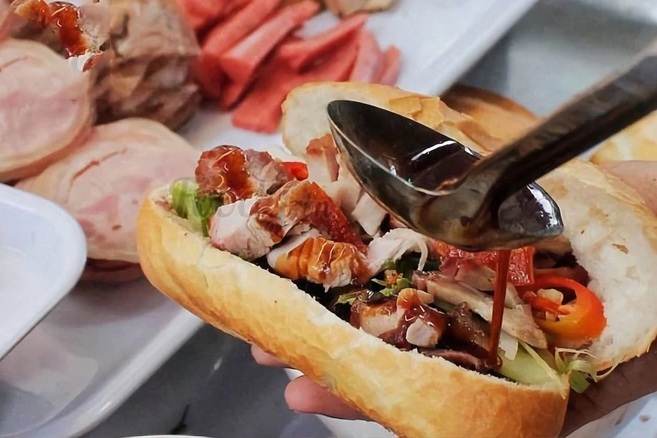 Nghệ An: Hơn 20 người nhập viện sau khi ăn bánh mì, Bộ Y tế chỉ đạo khẩn