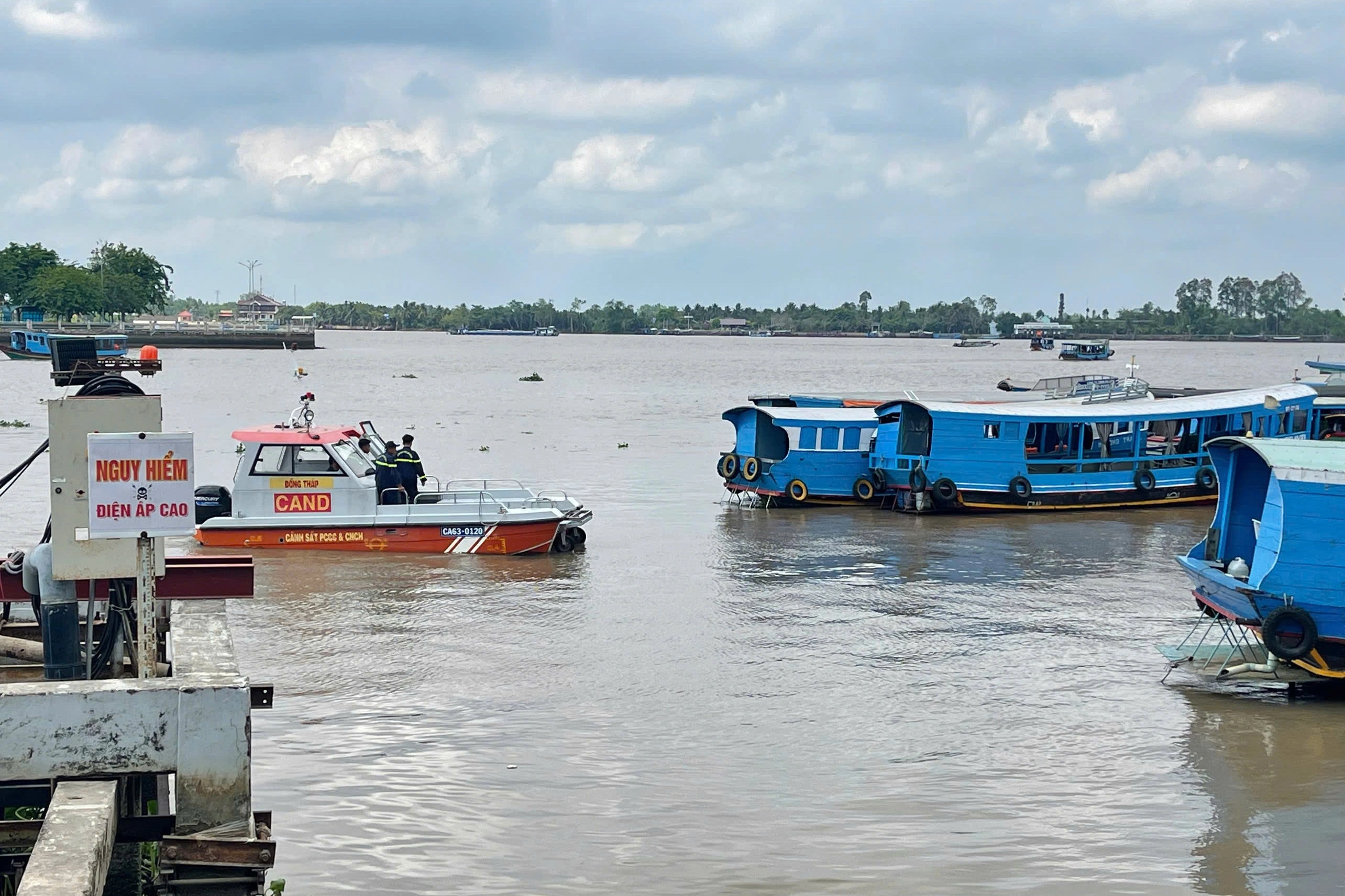 Hai người đàn ông rơi xuống sông mất tích trong đêm