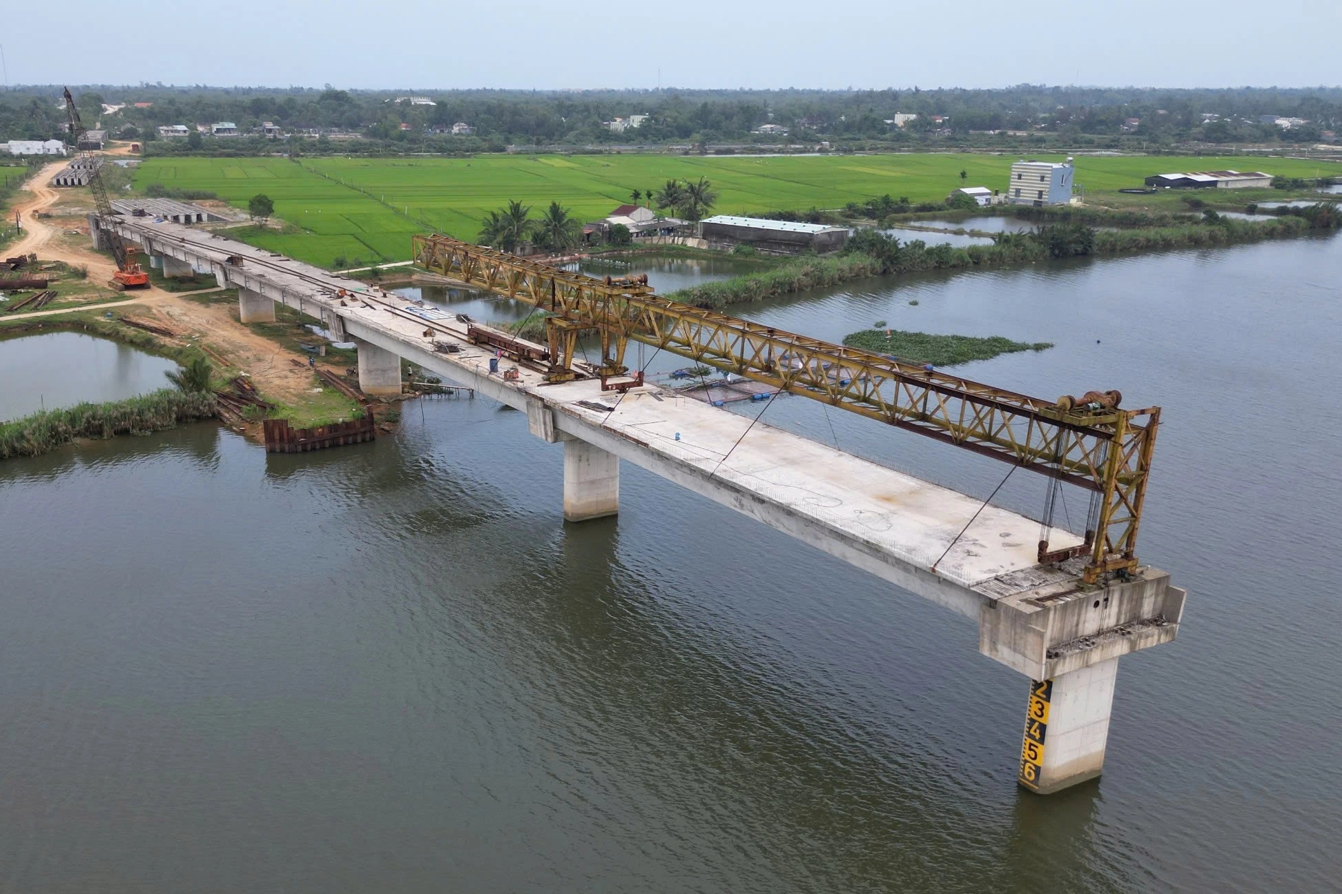 Cầu 220 tỷ đồng chậm 4 năm, dân liều mình đi trên cầu máng 