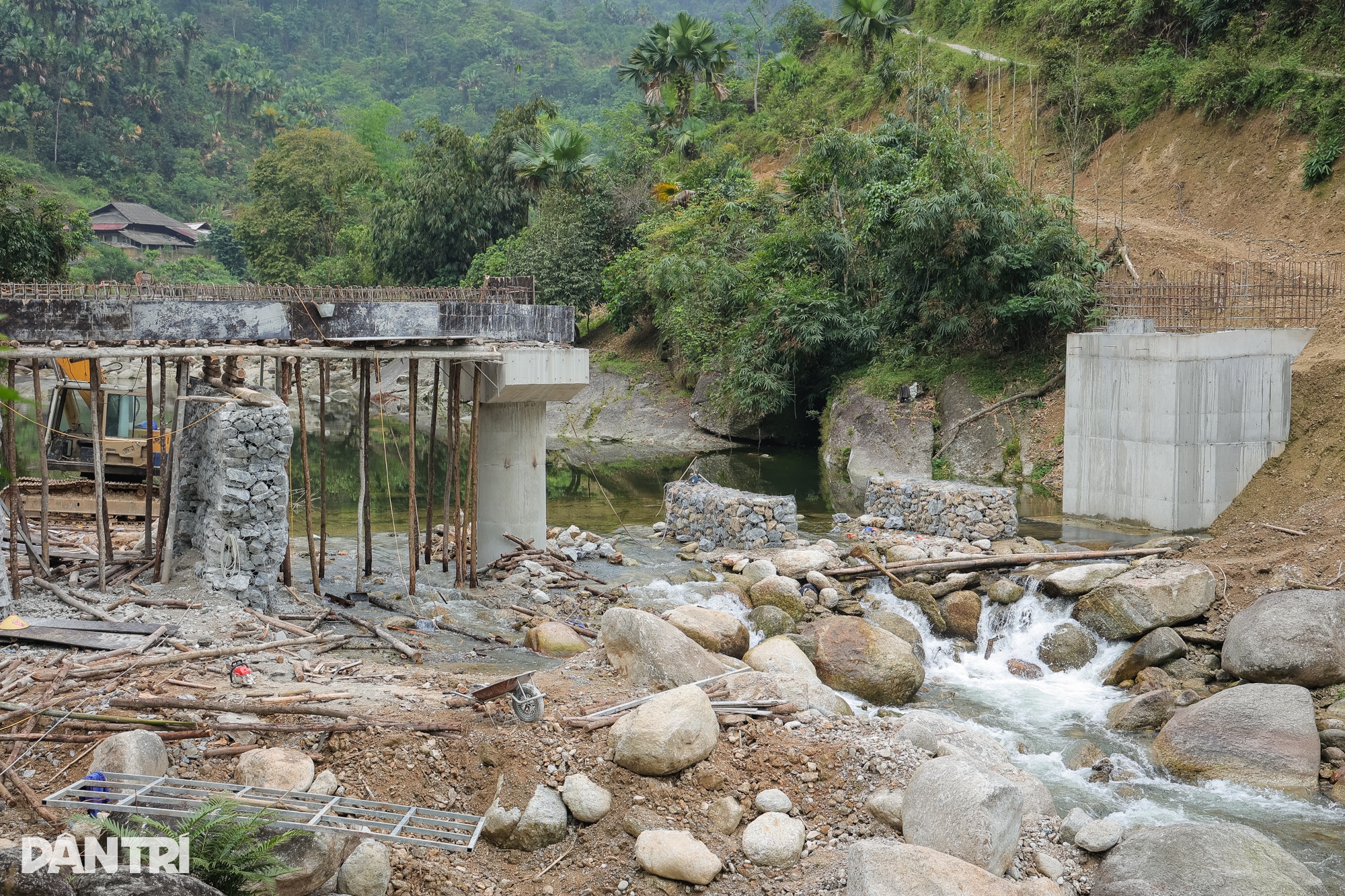 Charity bridge nears completion in Tuyen Quang - 1