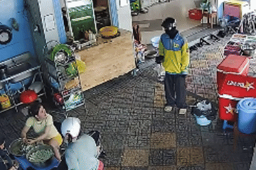 Shipper làm rơi đồ ăn gấp 5 lần thu nhập và phản ứng bất ngờ của chủ quán