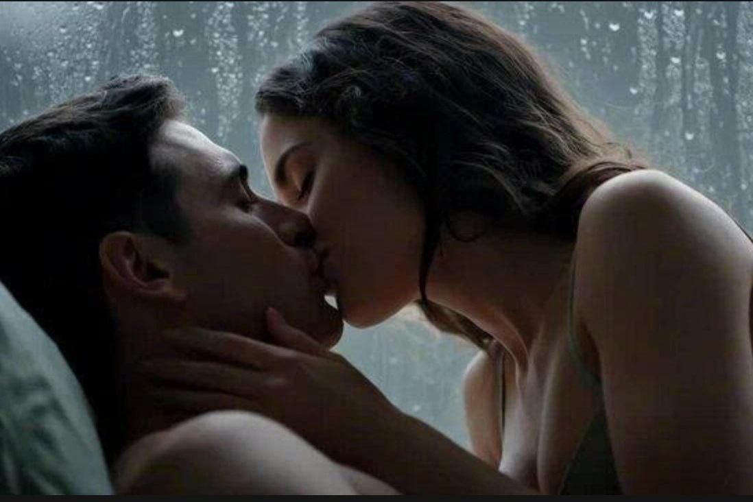 Về nhà lúc nửa đêm, tôi chết lặng thấy vợ “tiếp khách quý” trong phòng ngủ