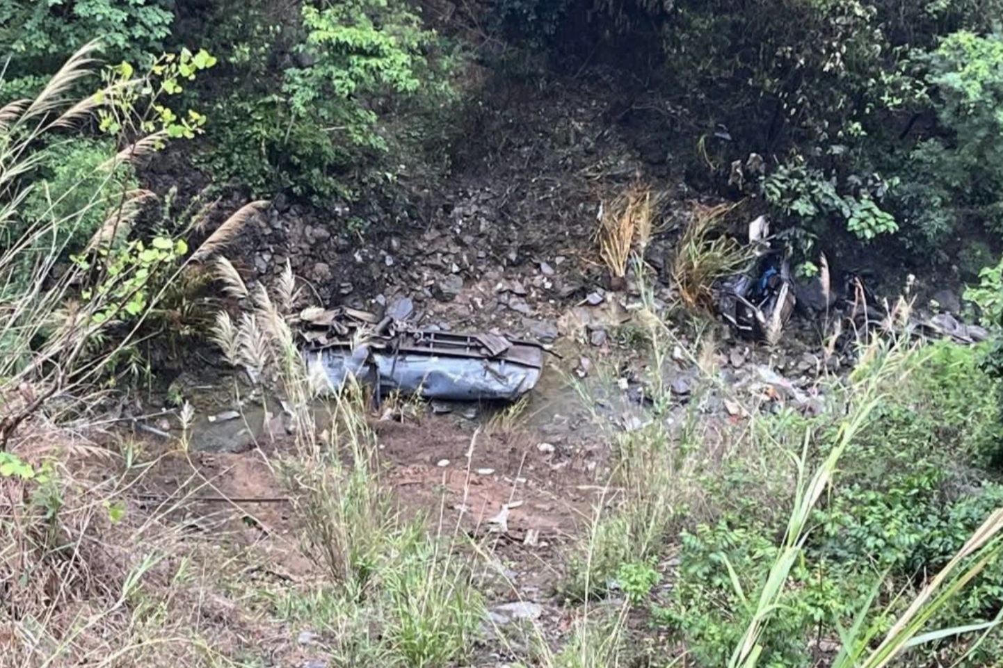 Xe bồn lao xuống vực sâu 100m, tài xế văng khỏi cabin tử vong