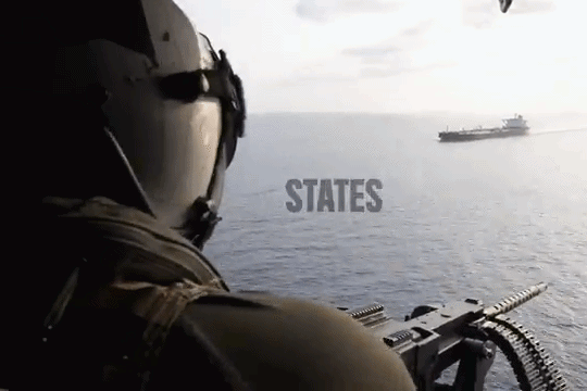 Khoảnh khắc binh sĩ Mỹ nhắm mục tiêu, cảnh báo tàu ra vào cảng Iran