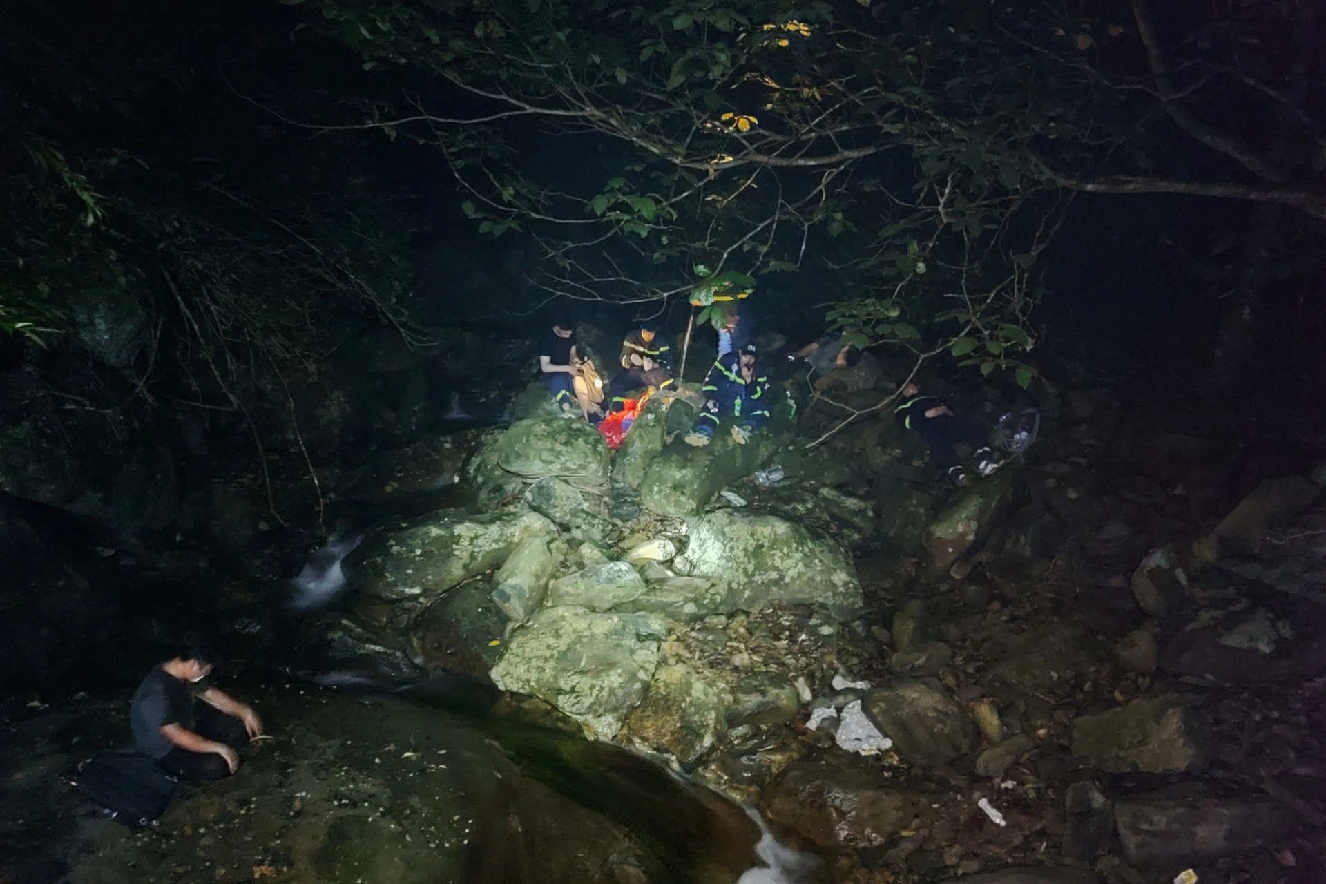 Người tham gia tìm kiếm nam sinh lạc ở Tam Đảo: Nạn nhân gần như kiệt sức