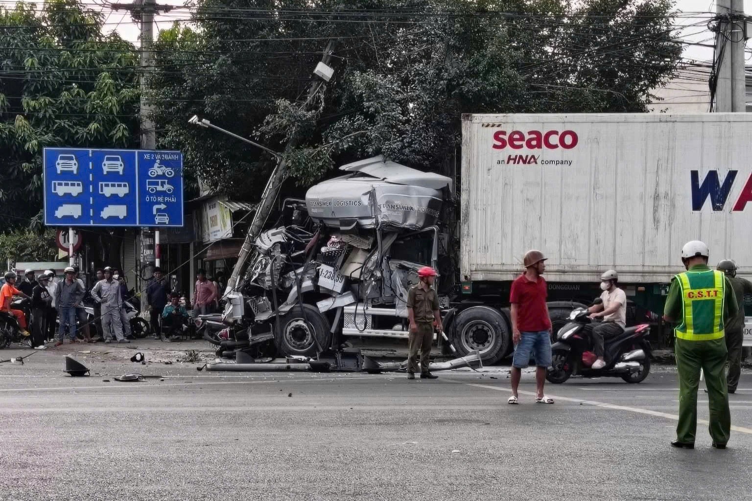 Container tông 4 xe máy, lao vào cột điện trên quốc lộ 13 ở Đồng Nai