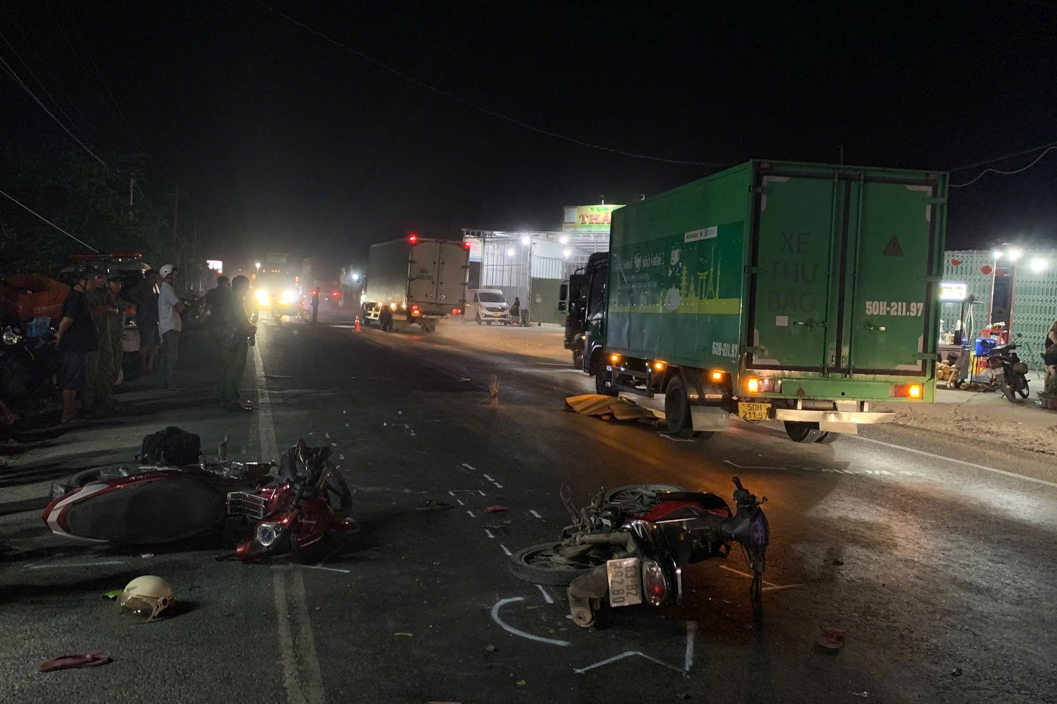 Hai xe máy va chạm, một người ngã xuống đường bị ô tô tải cán tử vong
