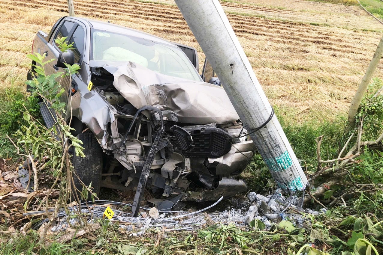 Ô tô tông người phụ nữ phơi lúa rồi lao xuống ruộng làm gãy cột điện