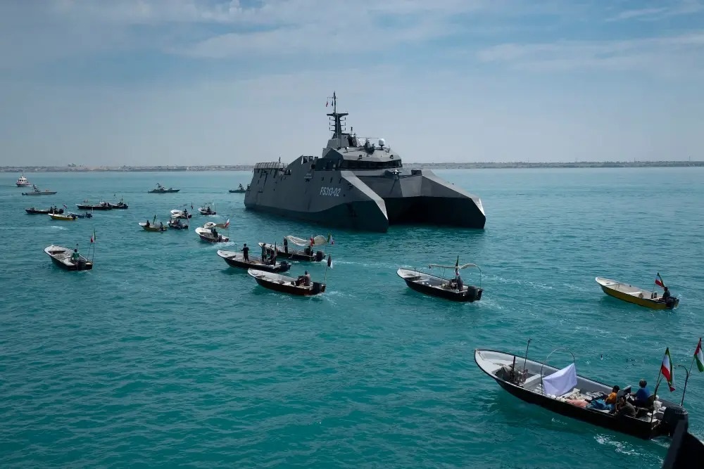 Tàu Iran vượt eo biển Hormuz bất chấp lệnh phong tỏa hàng hải của Mỹ